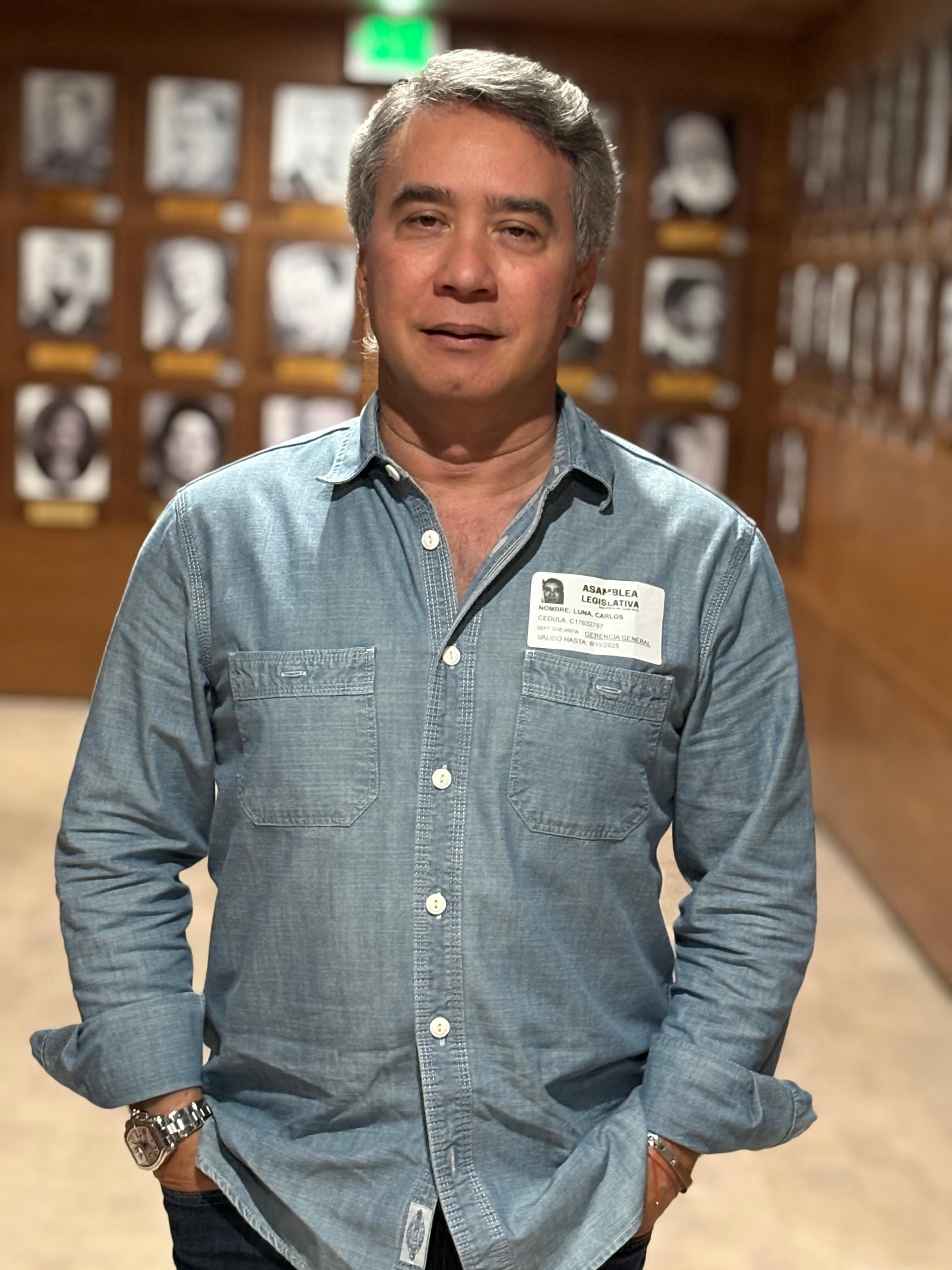 Pintor cubano Carlos Luna estuvo en Costa Rica y nos contó su historia