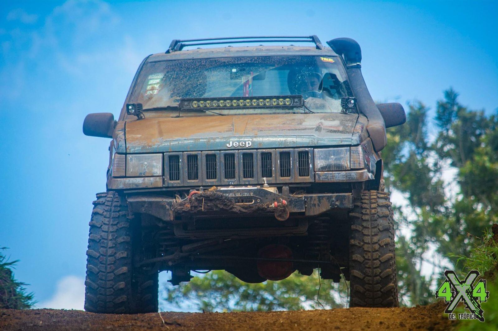 Roberto Morales, chuzo de la semana, jeep grand cherokee, 93