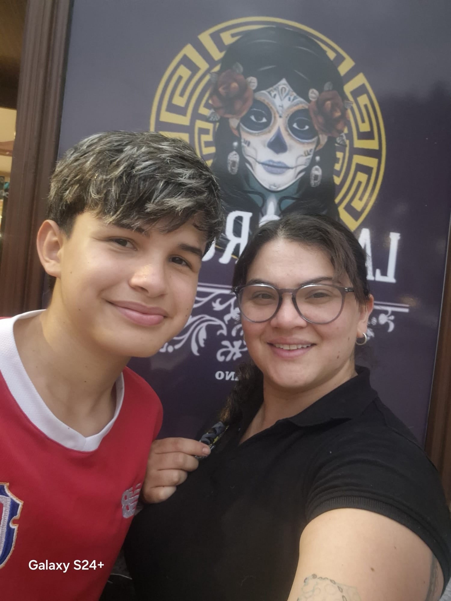 Elizabeth Badilla Segura tiene 34 años, vive en España en donde el año pasado abrió un restaurante de comida mexicana al cual le está yendo muy bien. El restaurante está en Alcázar de San Juan en Ciudad Real y se llama La Llorona en honor a la cantante tica Chavela Vargas. En la foto con su hijo Gerardo quien tiene 15 años.