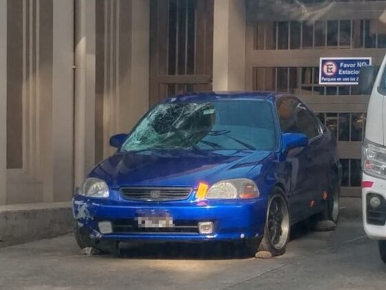 Al parecer, este fue el carro involucrado en el fatal accidente. Foto cortesía.