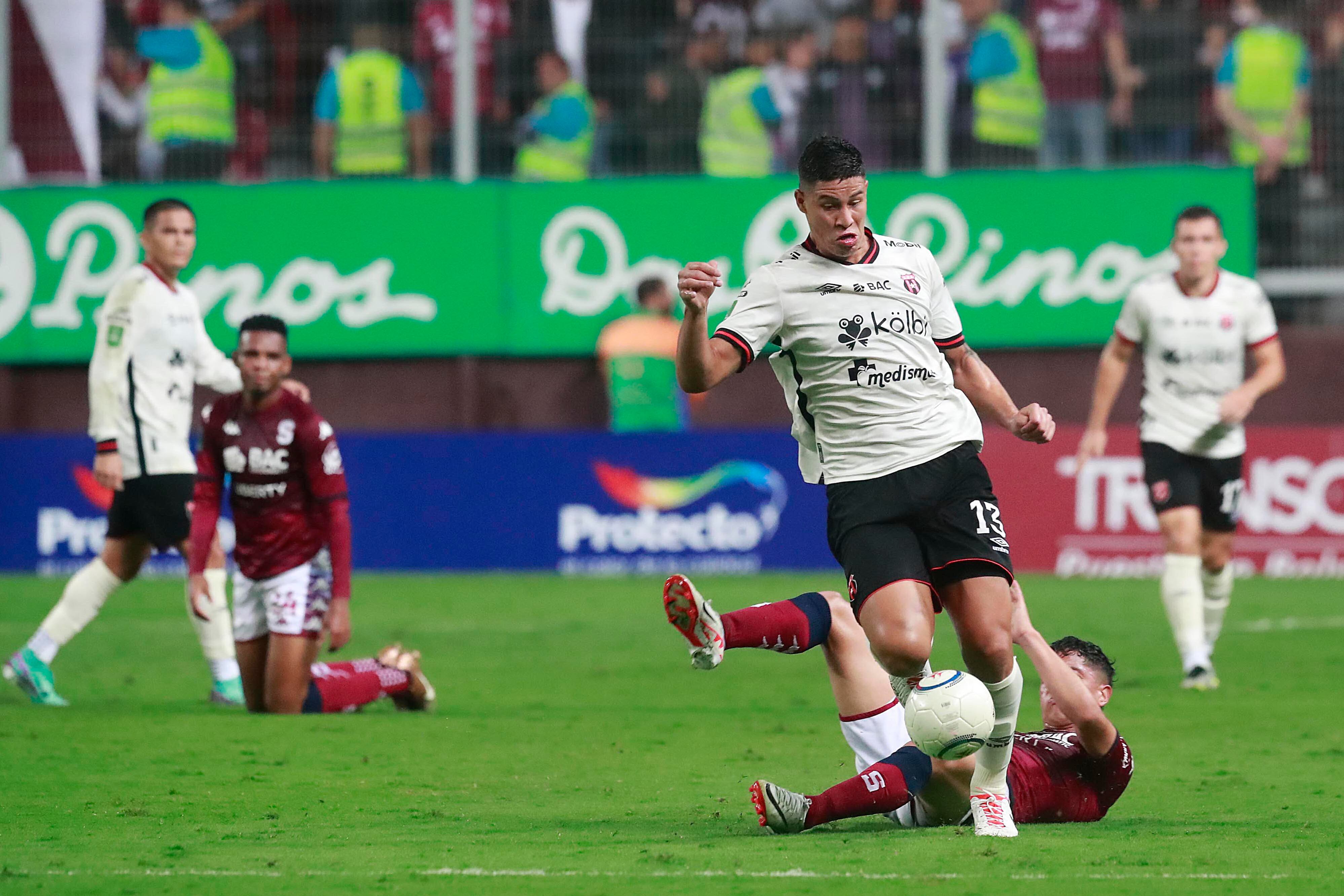 04/11/2023 Estadio Ricardo Saprissa, Tibás. El Deportivo Saprissa recibió a la Liga Deportiva Alajuelense, en una nueva versión del Clásico Nacional en partido de la jornada 18, Torneo de Apertura, Liga Promérica 2023.