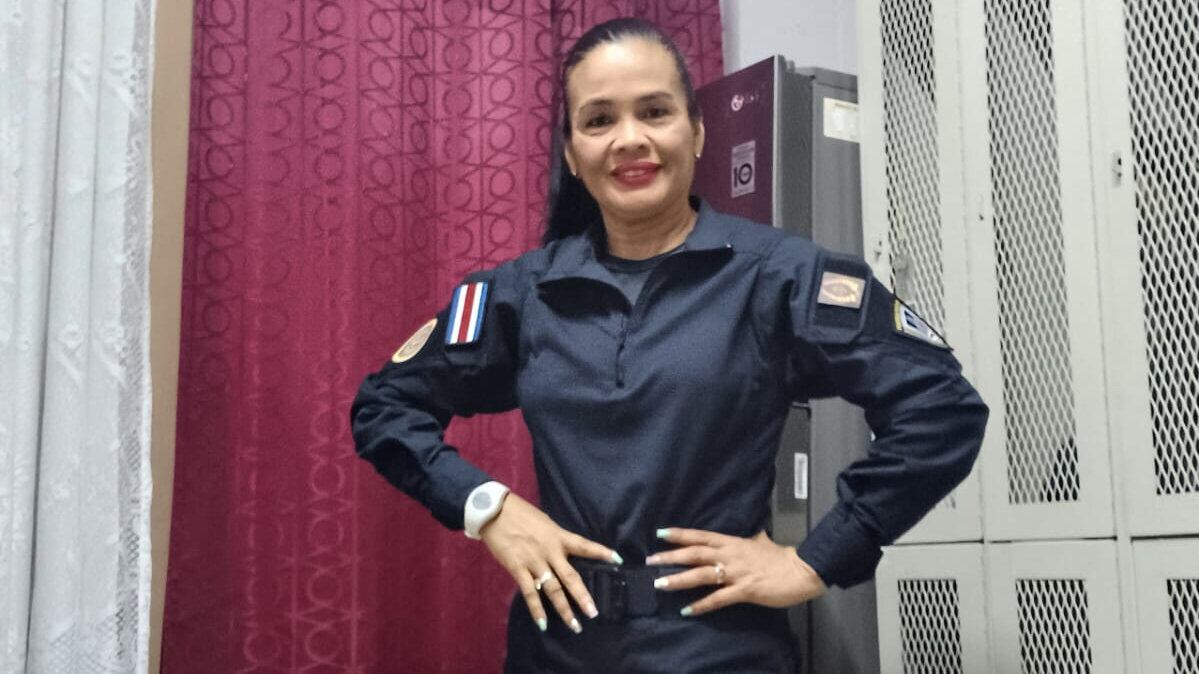Mujer policía correrá en Suecia para representar a Costa Rica en un mundial.