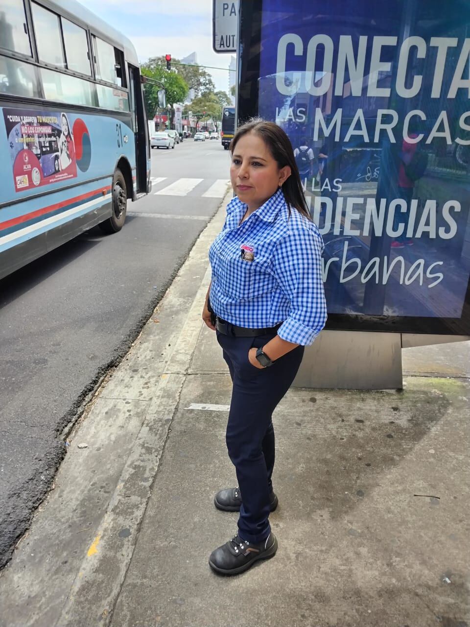 Doña Leidy Sancho Potoy tuvo que caminar 4,5 kilómetros por culpa de la manifestación de taxistas rojos y autobuseros