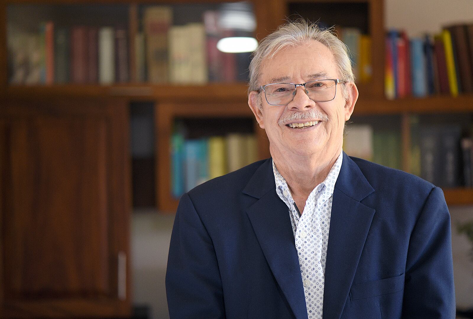 Víctor Sánchez Corrales es profesor emérito de la Escuela de Filología, Lingüística y Literatura de la Universidad de Costa Rica y junto a un equipo de trabajo creó el Diccionario del  Español de Costa Rica.