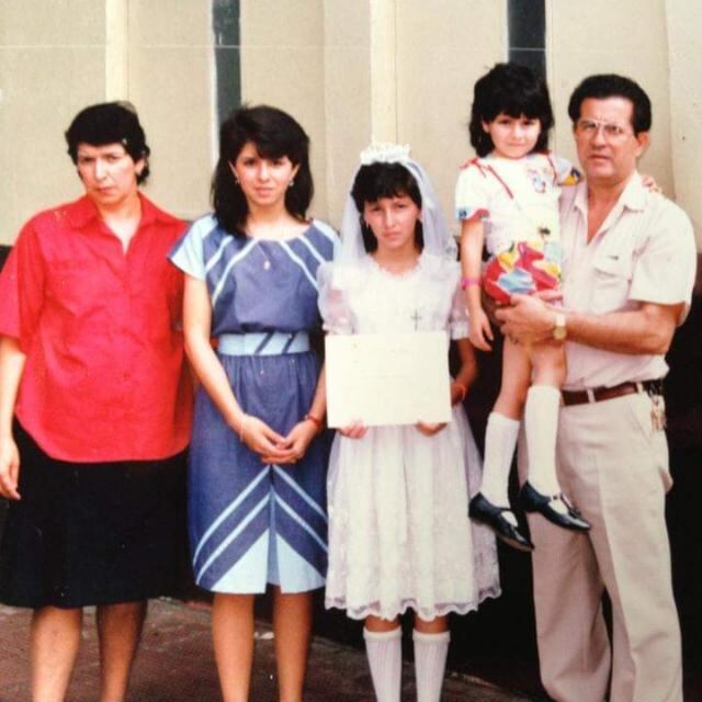 Don Miguel Cordero Araya, quien inventó el chifrijo, se encuentra muy malito internado en el Hospital México. En la foto, Andrea Cordero, quien es la hija menor, Yorleny es la mayor y la del medio es Lilliana, Doña Alicia Salazar Rojas, la esposa, falleció de cáncer hace 19 años.