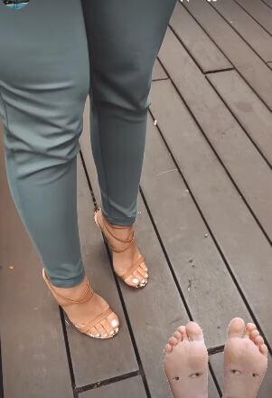 Los pies de la presentadora Charlyn López de Giros.