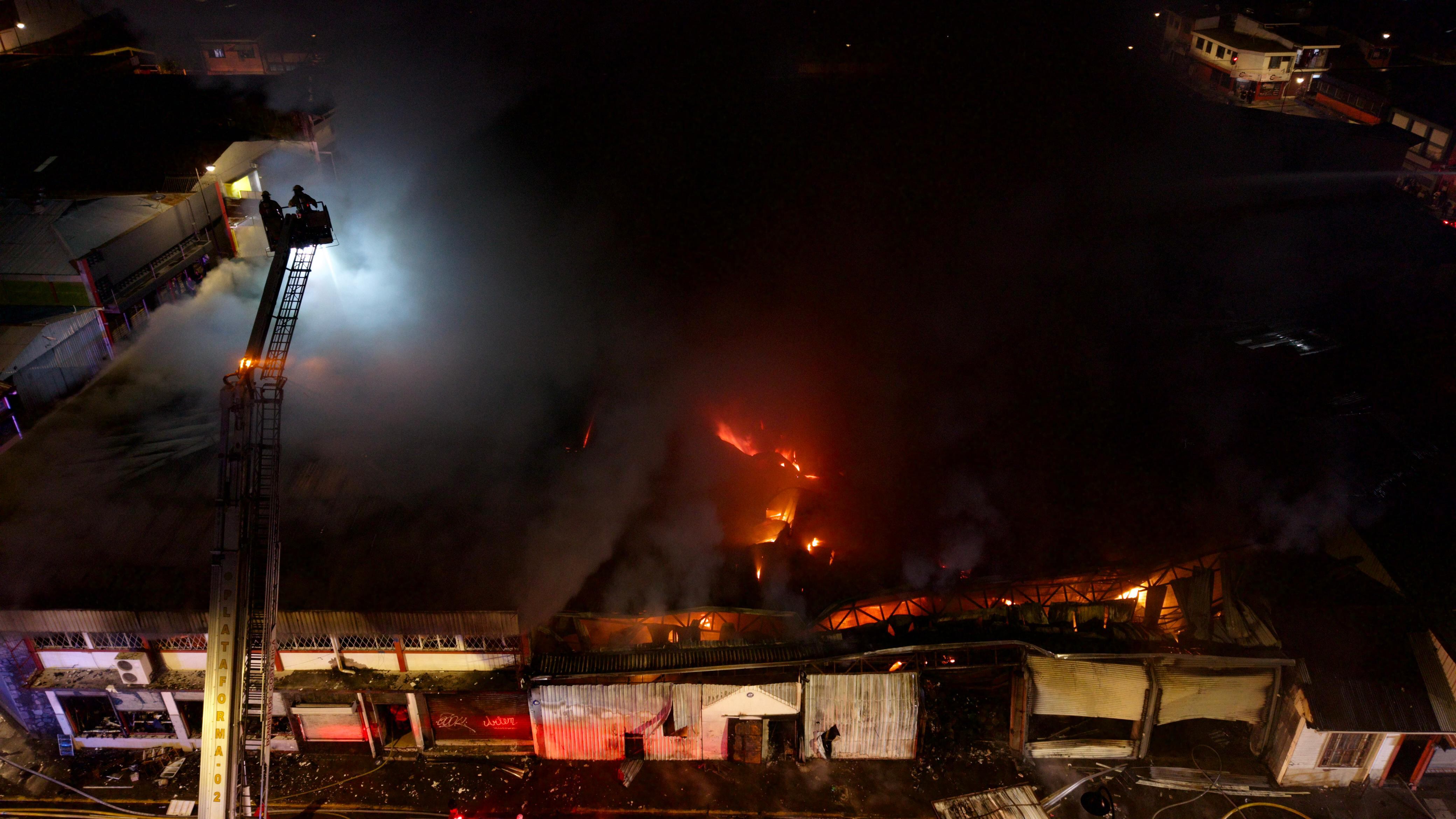 20 unidades y más de 100 bomberos atendieron el incendio en edificio de dos plantas con almacenes y bodegas.