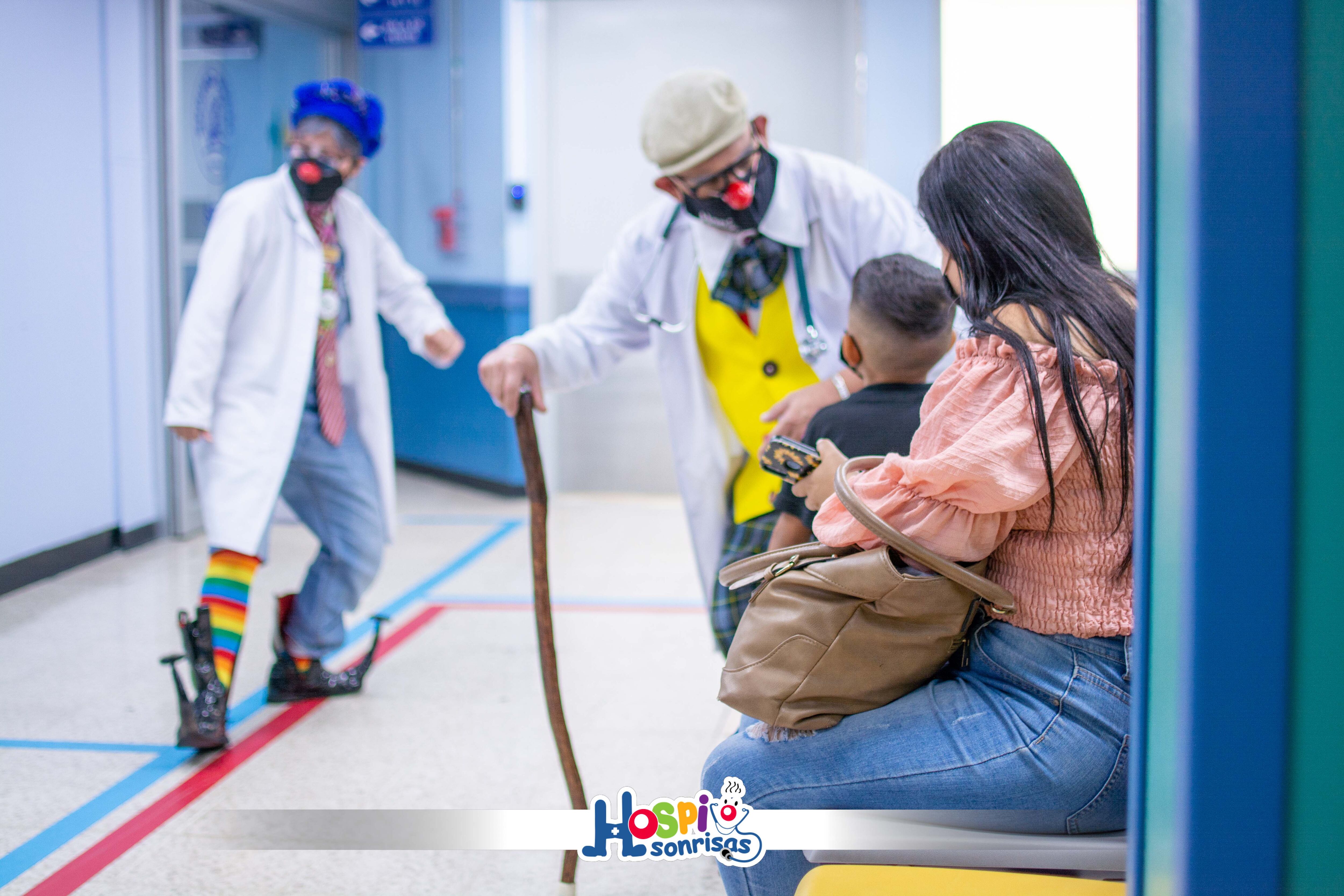 Doctores payasos curan a los pacientes de los hospitales con humor y amor