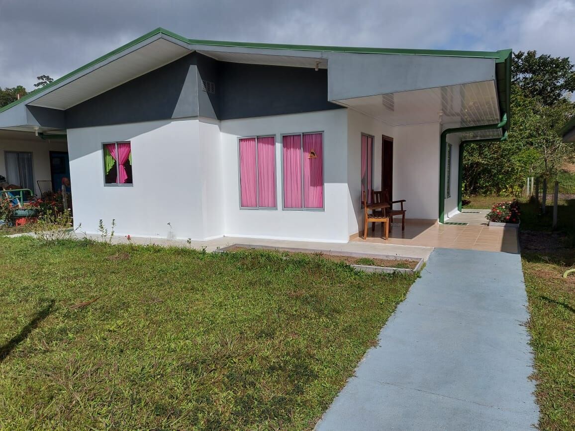 Novelón sobre Ana Cambronero González, mujer que perdió a su esposo y a sus tres hijos en el terremoto de Cinchona. Foto cortesía Ana Cambronero.