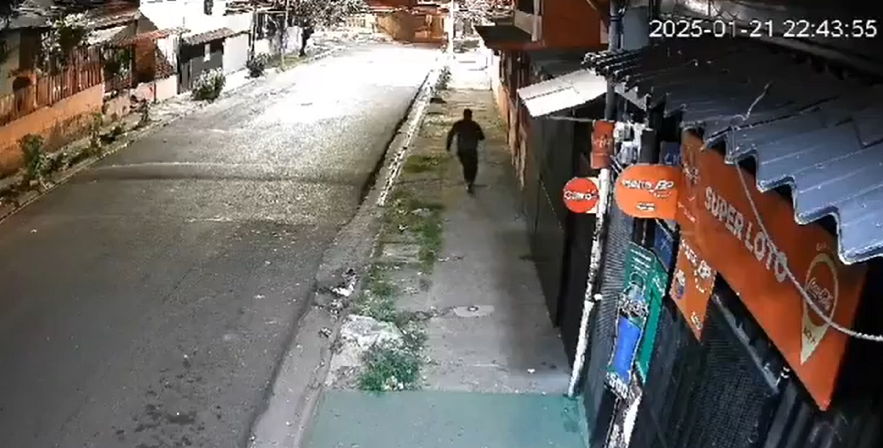 José Sebastián trató de alejarse de la balacera que ocurría a sus espaldas. Captura de video.