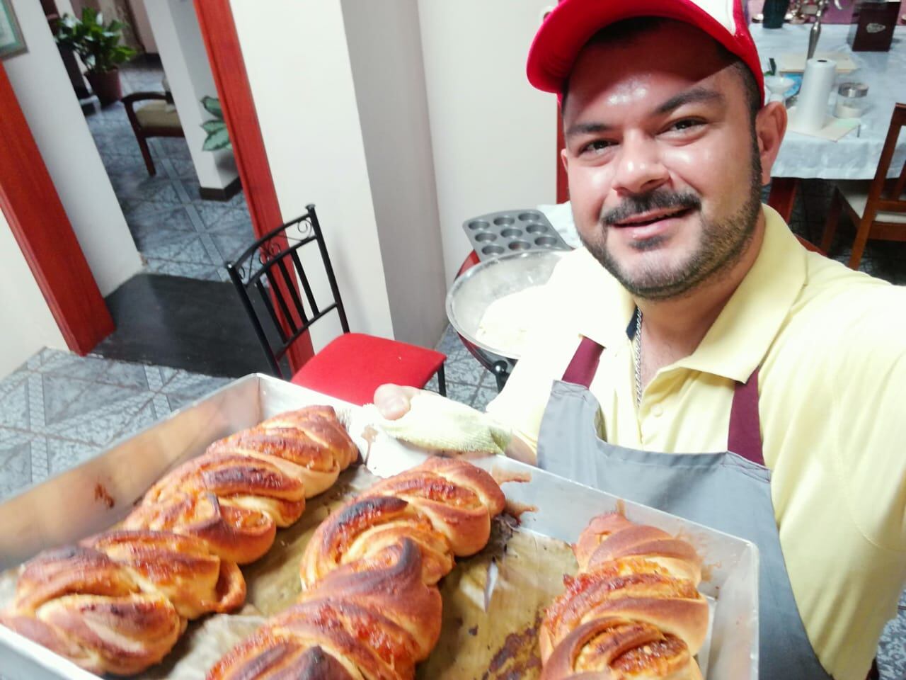 El sacerdote, Geison Ortiz es panadero de San Carlos y vive la cuarentena entre el delantal y la sotana