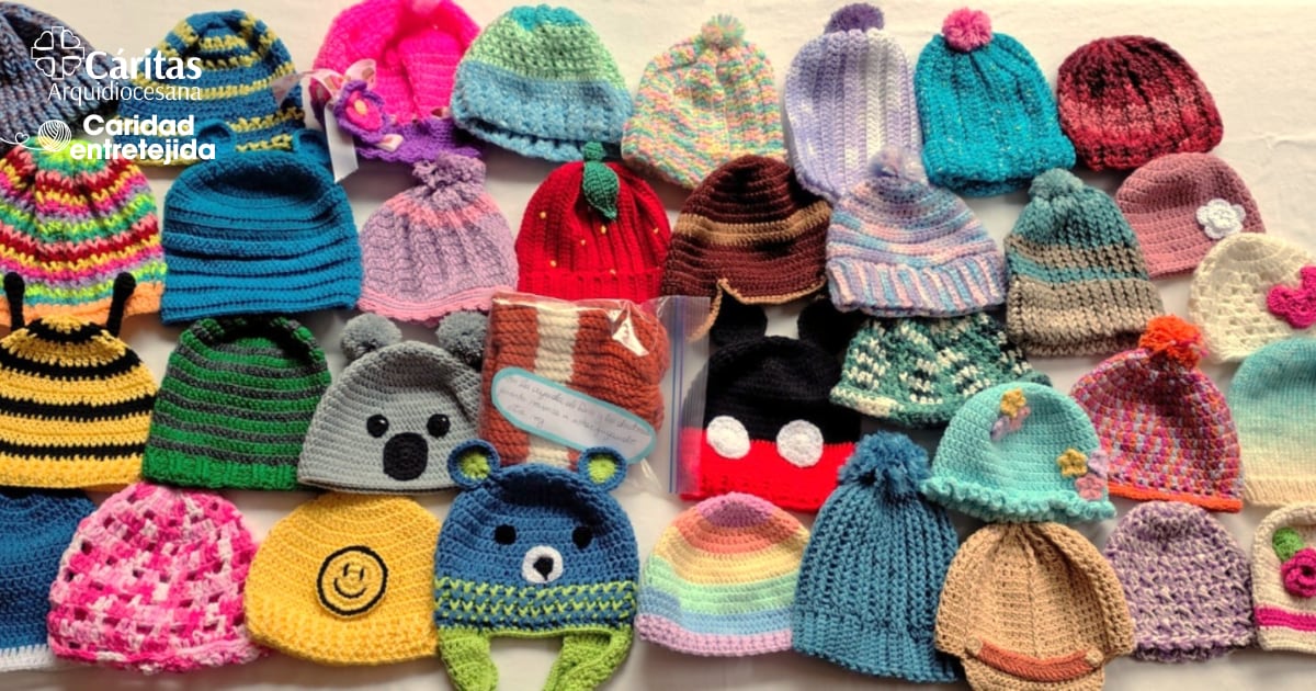 Cáritas Arquidiocesana, que anima el servicio social de la Iglesia Católica de la Arquidiócesis de San José, donó 3435 gorritos tejidos a mano al Servicio de Anestesia del Hospital Nacional de Niños, como cierre de la campaña “Caridad Entretejida”