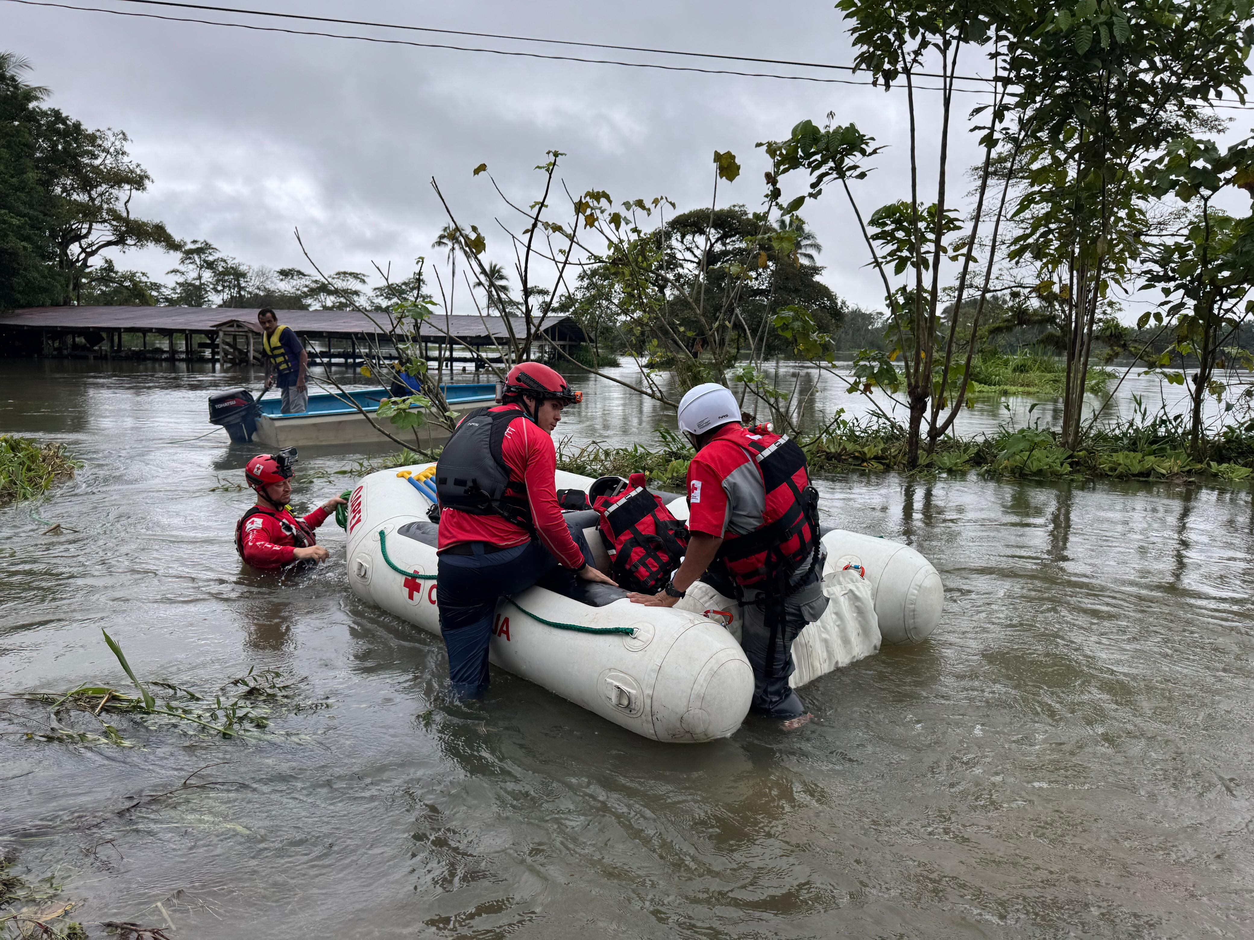 El río Coto en Pueblo Nuevo de Golfito, en la zona sur del país también ha hecho estragos incomunicando a familias. Foto: Cruz Roja