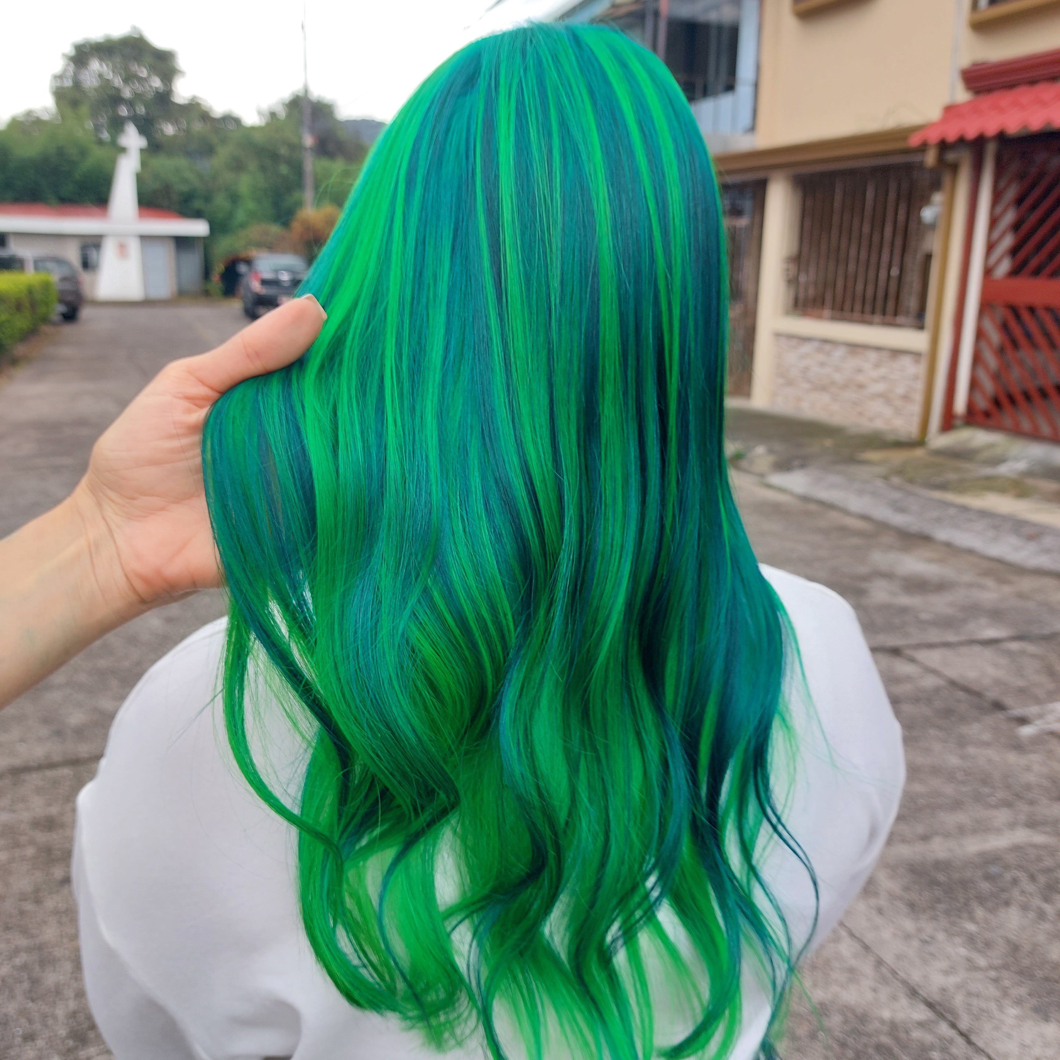 Evelyn Mejías Quesada, hoy conocida artísticamente como “EvyArias”, es una artista del tinte de colores en cabello, pero nos cuenta que incluso pasó una época en que durmió en la calle