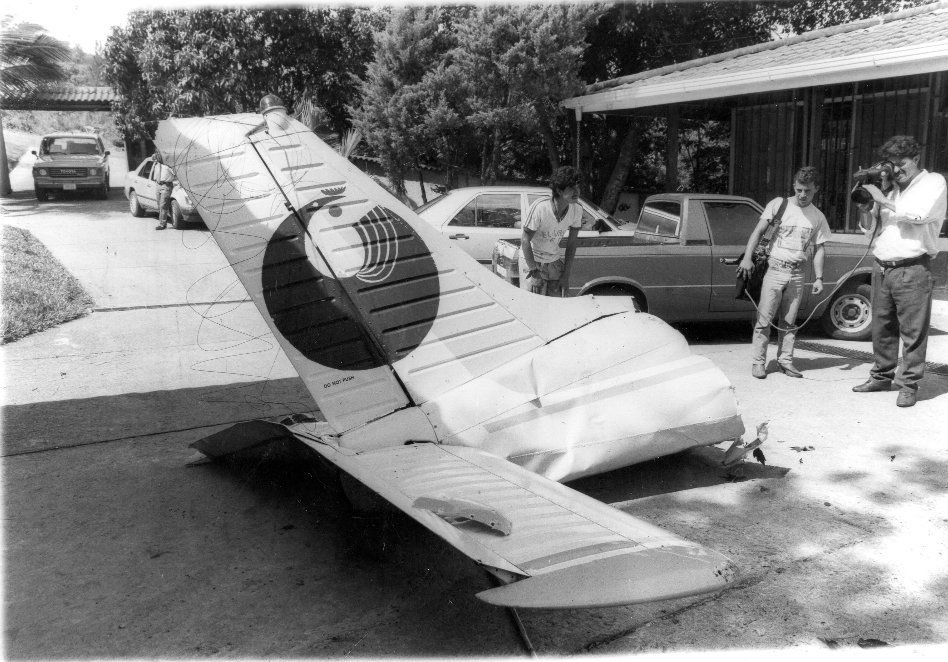 17 de agosto de 1990. Avioneta se estrella contra casa en Santa Ana. En el hecho muere Chusaku Nomura, embajador de japón en Costa Rica. Fotos Archivo.