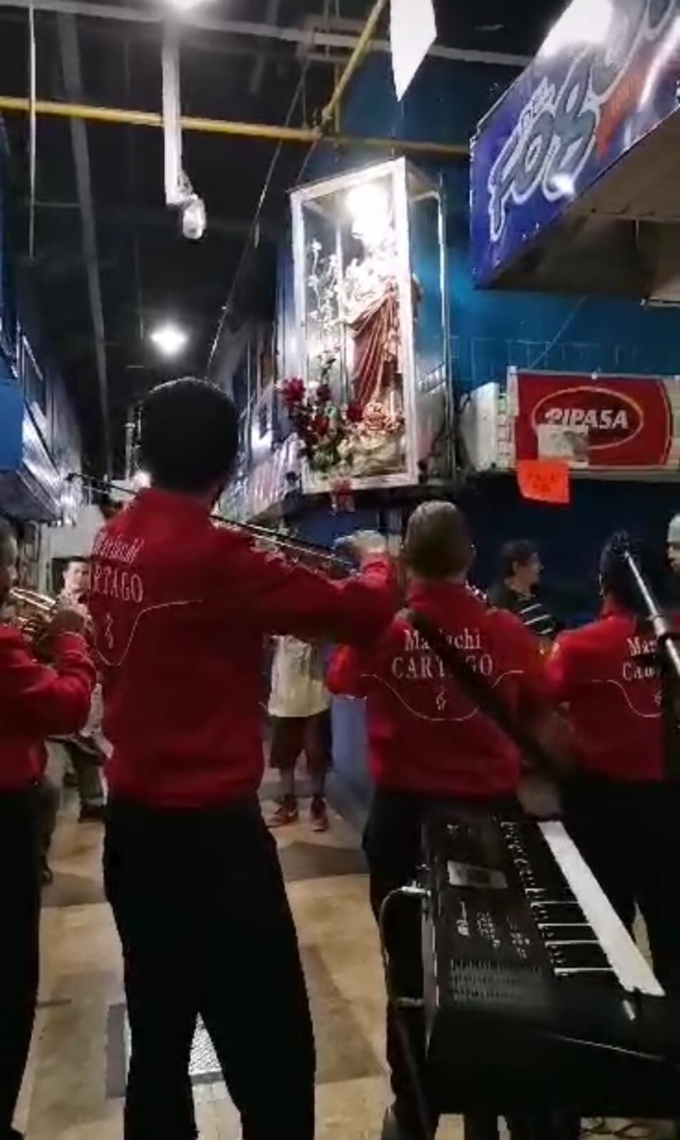 Ricardo Brenes Aguilar tiene 23 años de chinear la imagen del Sagrado Corazón de Jesús en el mercado de Cartago