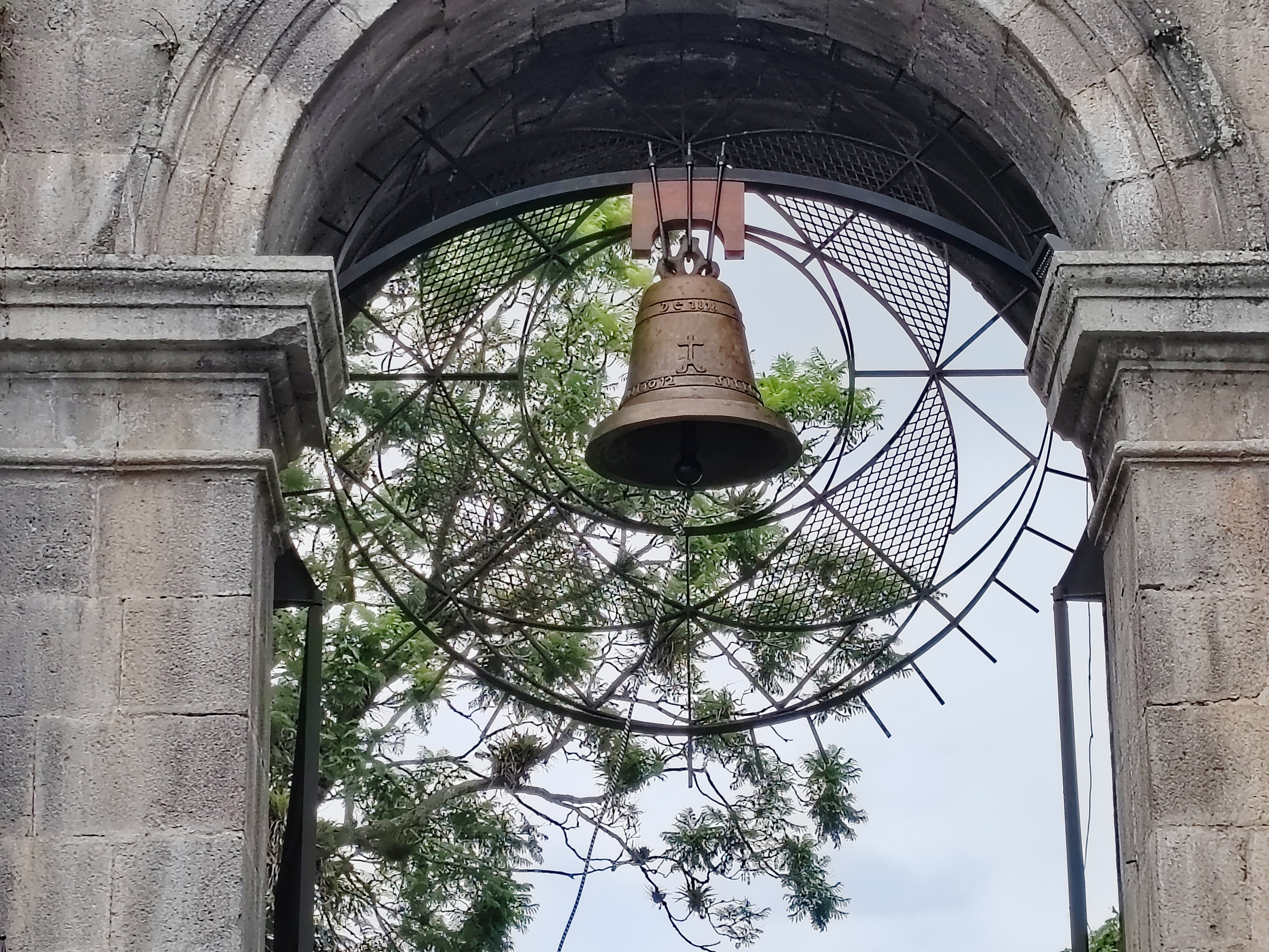 Campana de la Independencia volvió a las Ruinas de Cartago con una réplica exacta de 290 kilos el 7 de mayo del 2026