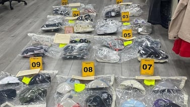 Decomisan más de 410 tenis y 1.092 gorras falsificadas en allanamiento en Cartago