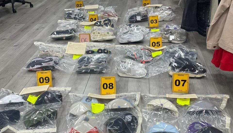 Las autoridades decomisaron gorras y tenis