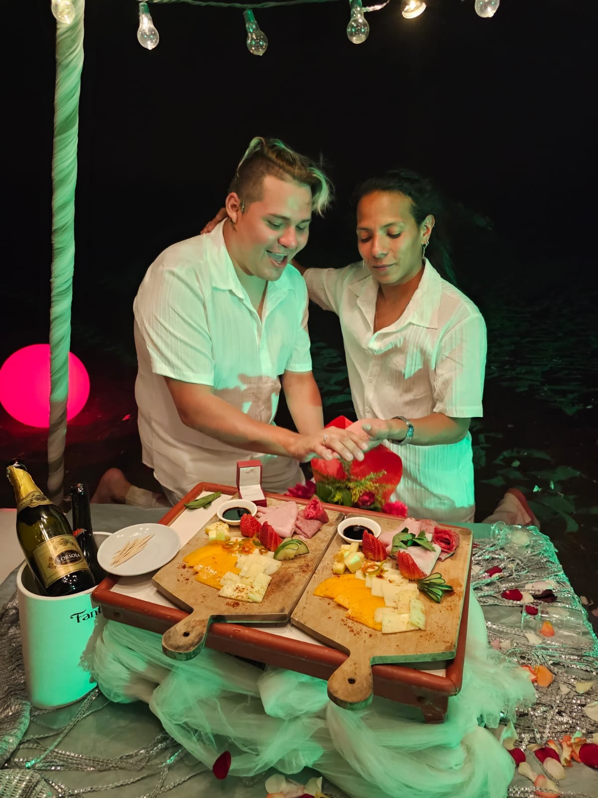 Cantante Juanjo Sánchez y su ahora prometido Leonel Chaves.