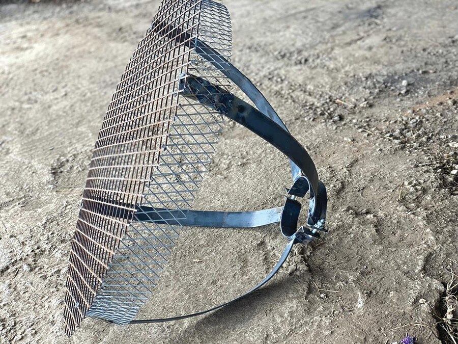 La cruz alajueliteña está ubicada en el cerro San Miguel, a 2.036 metros sobre el nivel del mar. Mide 26 metros de alto y tiene 11 metros de ancho, su base es de concreto; mide 5,50 metros de lado y 3,50 metros de profundidad. Fue inaugurada el 8 de julio de 1934 por el sacerdote Rosendo Valenciano.