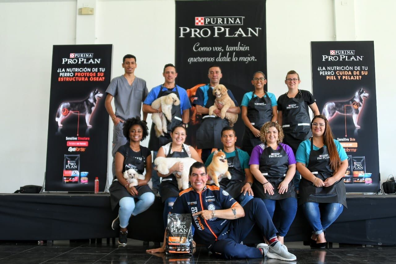 Víctor Rosado, Máster Groomer Internacional y Campeón Mundial en Peluquería, visitó nuestro país para brindar una capacitación práctica, sobre técnicas y tendencias en grooming (corte de pelo para perros), a 20 groomers (peluqueros de perros) nacionales elegidos por el programa de educación continua de la marca de comida para mascotas, Purina.
