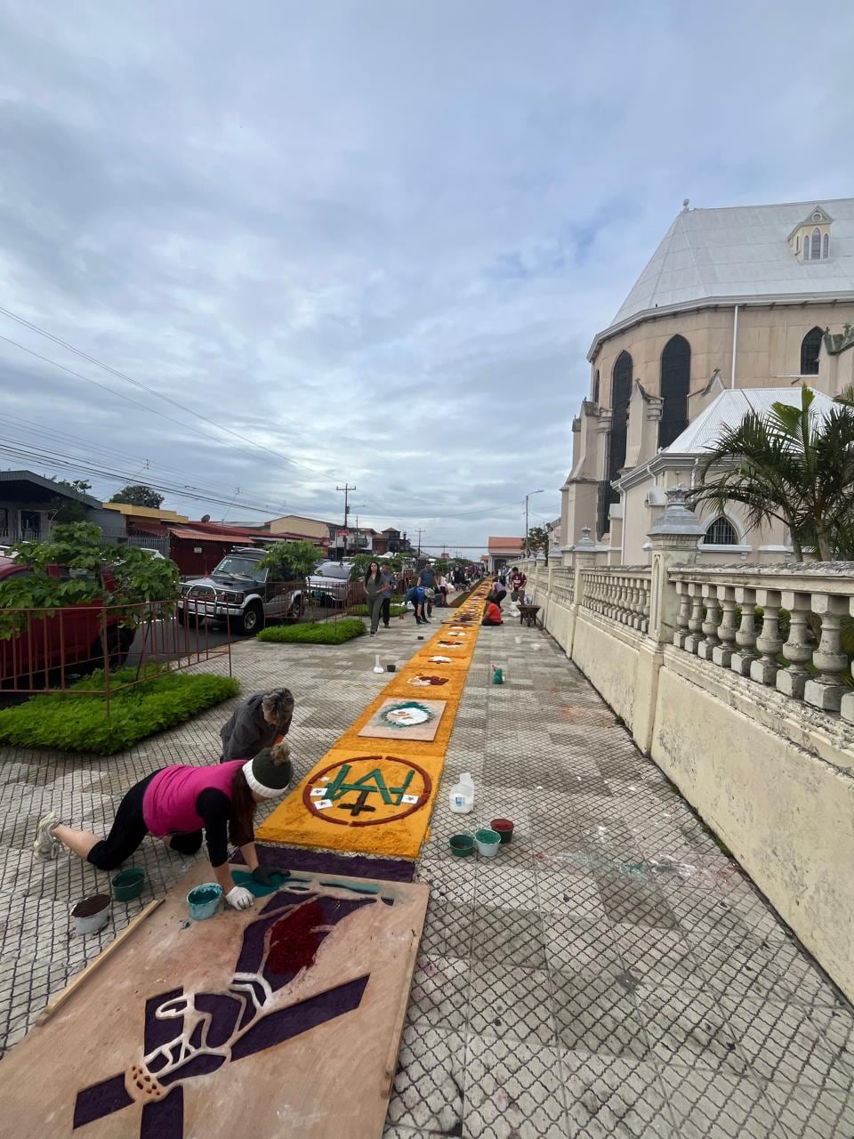 La celebración de Corpus Christi, desde la madrugada del domingo 7 de junio decenas de vecinos trabajaban contra reloj para convertir las calles alrededor del templo de San Rafael Arcángel de Heredia en una verdadera alfombra de fe, color y tradición. Mauricio Campos fue uno de ellos.