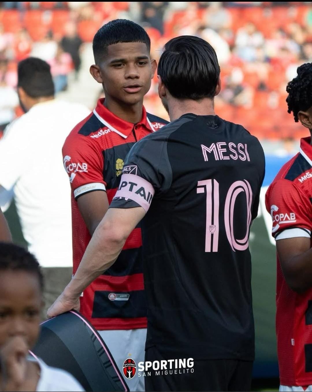 Raheem Cuello compartió con Lionel Messi en el partido entre Sporting San Miguelito e Inter Miami. Foto: Cortesía Raheem Cuello