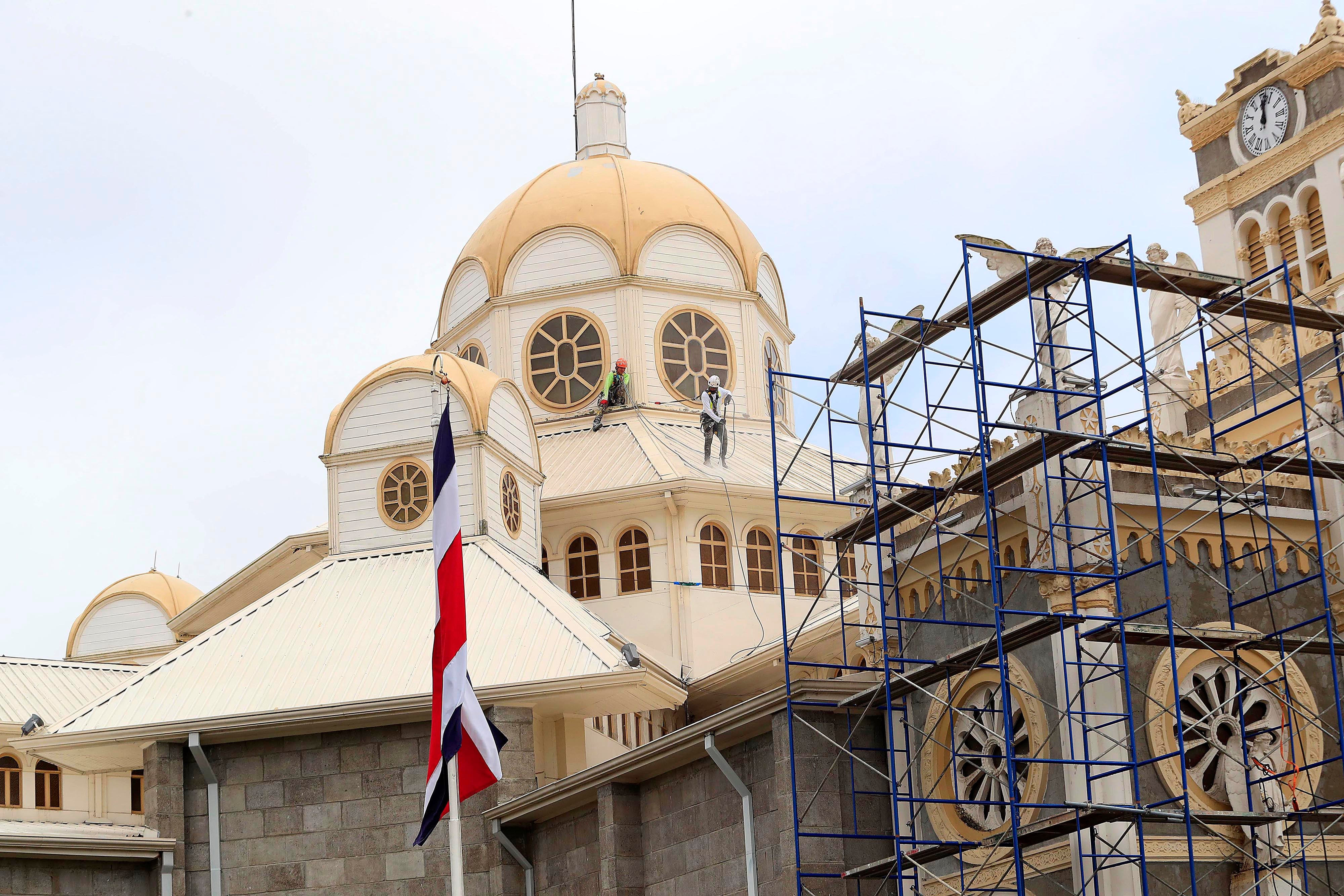 07/09/2023      Cartago. Desde esta semana y hasta finales de setiembre se estarán realizando trabajos de mantenimiento y embellecimiento en el techo, paredes y aceras de la Basílica de los Angeles, así como le reconstrucción total de la “pilita” del agua bendita.