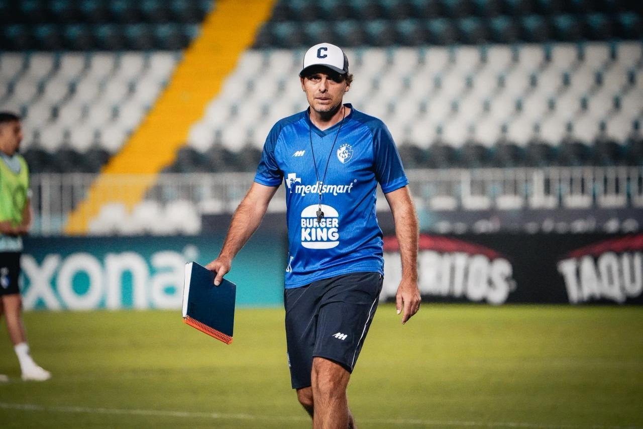 Andrés Carevic ensayó en el 'Chelato' Uclés parte de lo que piensa hacer con Cartaginés ante Olimpia.