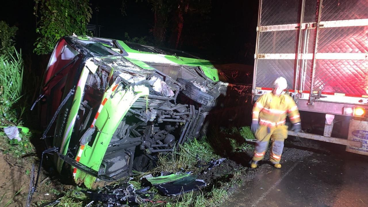 Violento choque entre tráiler y bus en Sarapiquí. Fofo Bomberos.