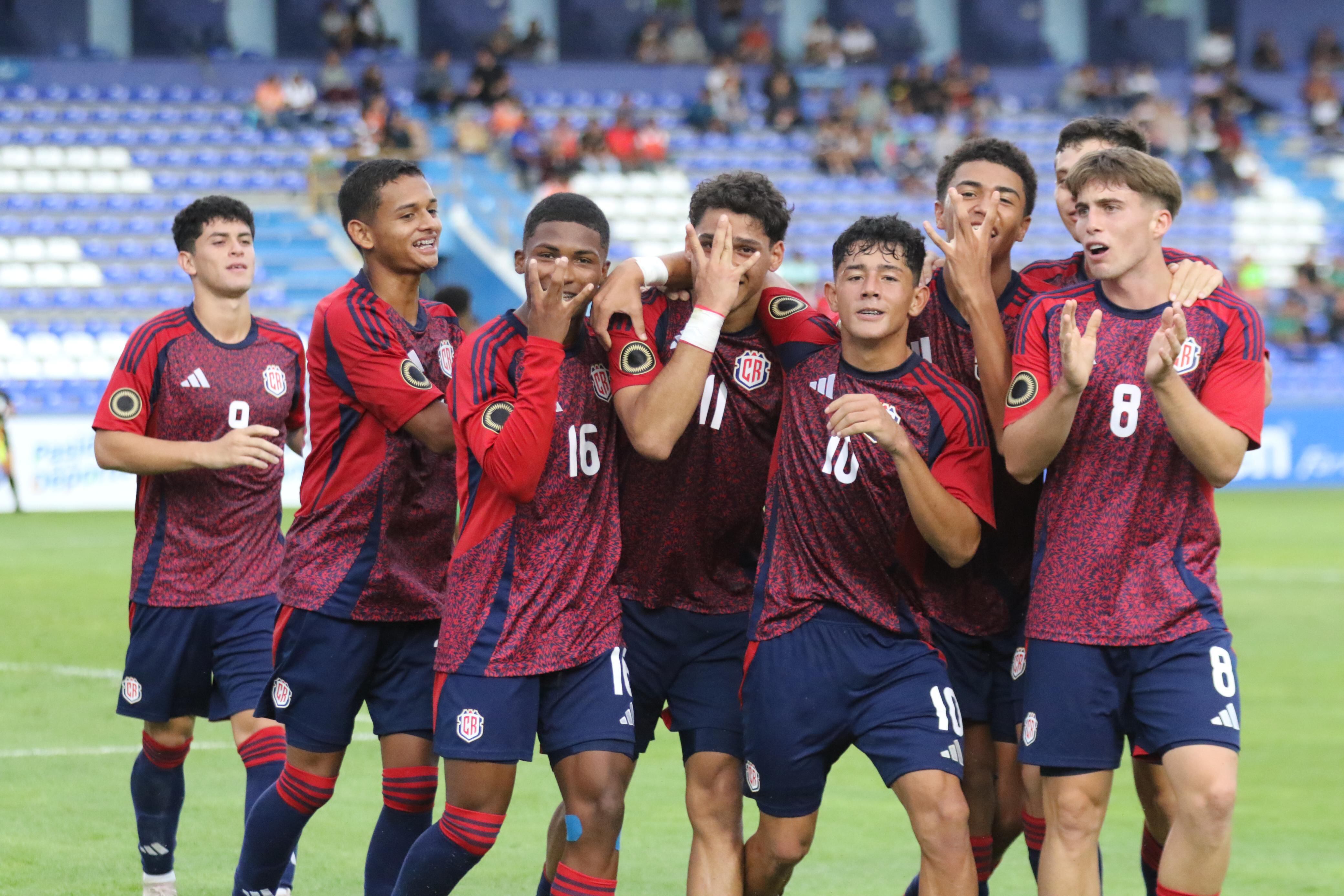Andy Rojas (11) celebró a lo grande con sus compañeros, tras marcar un doblete frente a Jamaica, en el Premundial de Concacaf.