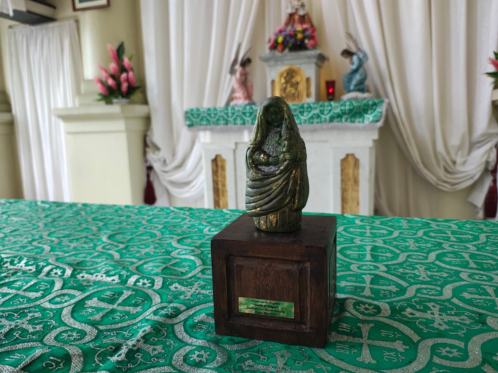 La Patrona de Costa Rica, la virgencita de los Ángeles, por primera vez llegó para quedarse por siempre en el Hospital San Juan de Dios. El escultor Luis Alonso Ramírez, donó una virgencita de los Ángeles hecha por él hecha con polvo de piedra, polvo de bronce y metal, y tiene el mismo tamaño, peso y color de la imagen original que se encontró Juana Pereira en 1635.