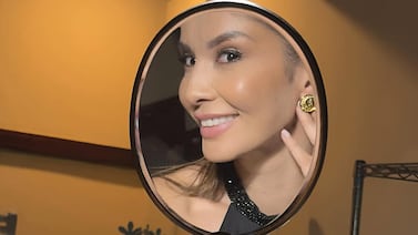 Paula Brenes recibió un ramo de rosas en el canal y su admirador es un conocido