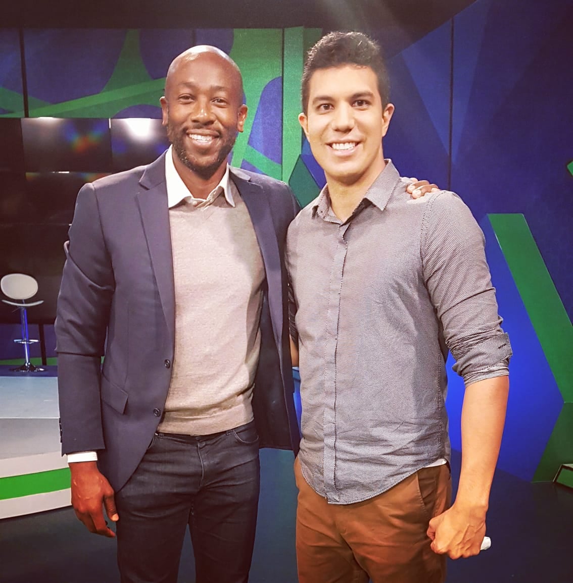 रॉडॉल्फो मोरा, क्रीडा पत्रकार त्याच्या कुटुंबास दडपून टाकणारे, विशेषत: आईबरोबर. सौजन्य