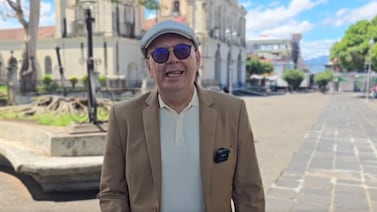 Hombre que fumaba para ligar y verse interesante manda un rudo mensaje a quienes vapean