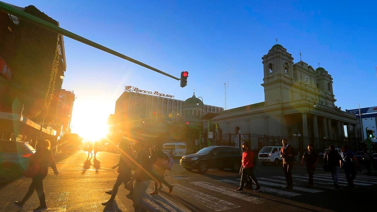 La mañana de este lunes en San José la temperatura mínima fue de 16°C. El IMN afirma que este mes va a cerrar con días frescos y muy ventosos. Foto: Rafael Pacheco.