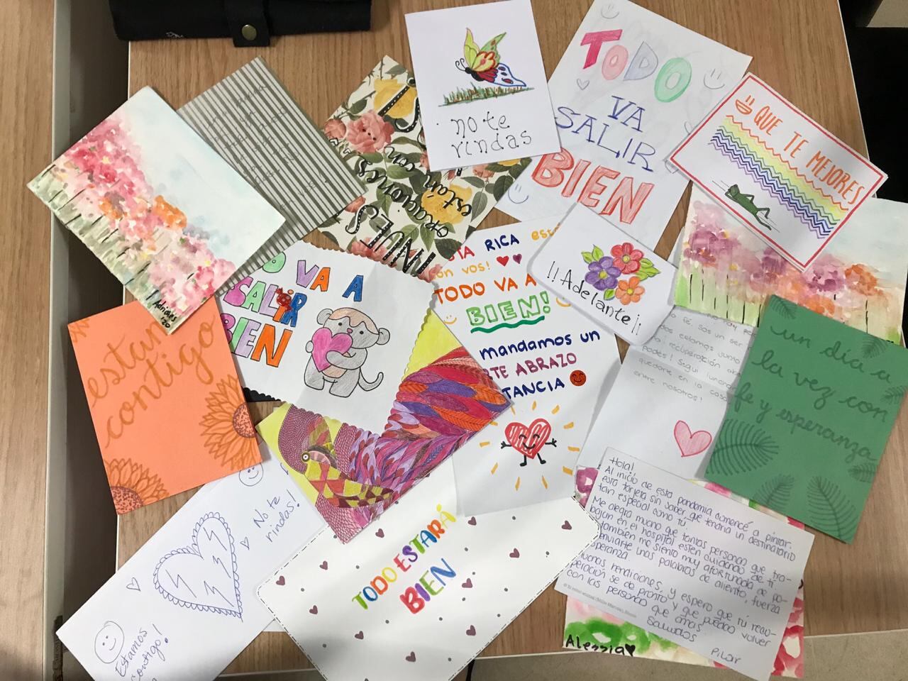 Una de las trabajadoras que hace un esfuerzo, y saca tiempo de su jornada para entregar y leer los emotivos mensajes a los pacientes, es la doctora Arlín Madriz Martínez, de 38 años y con 14 de servir en la Caja.