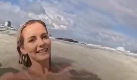 Michelle se veía muy feliz nadando.