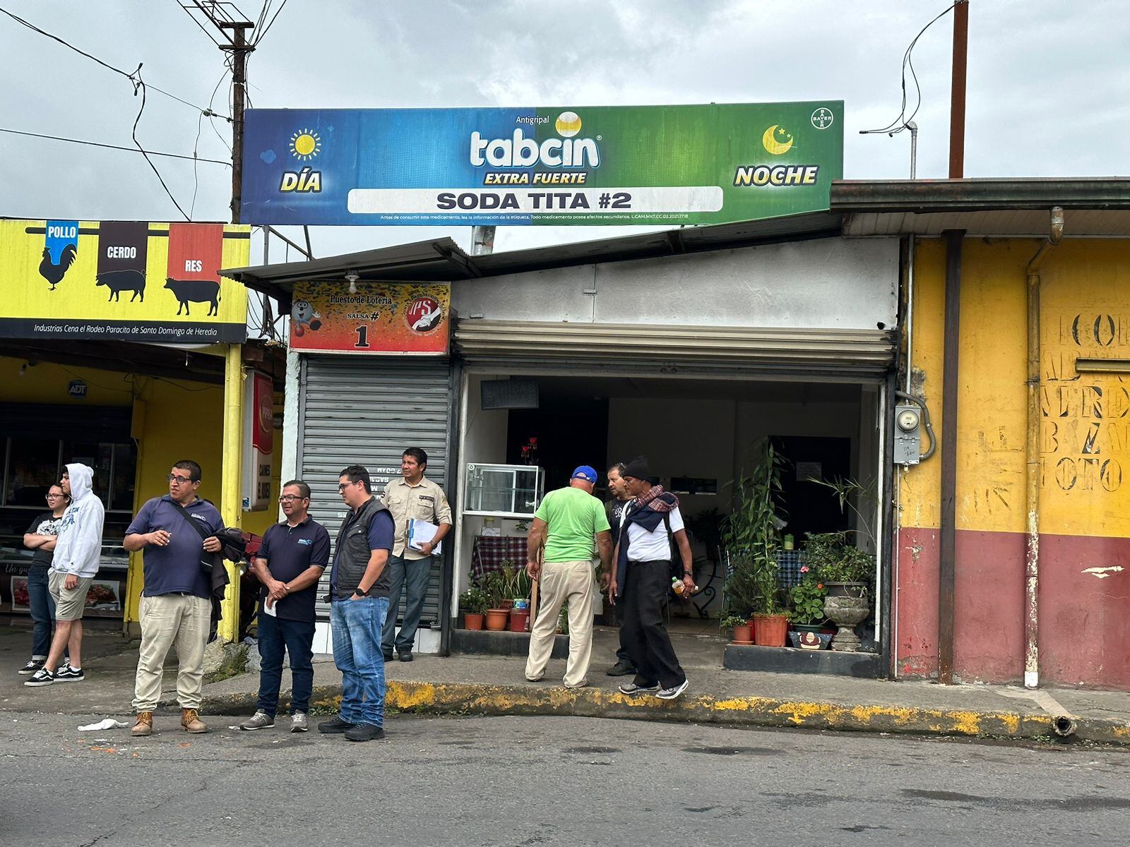 Álvaro Eliecer Madrigal Delgado, de 62 años, chofer de bus que murió prensado por su propia unidad y un camión en Paracito de Santo Domingo de Heredia estaba recogiendo un desayuno en esta soda. Foto: Alejandra Portuguez