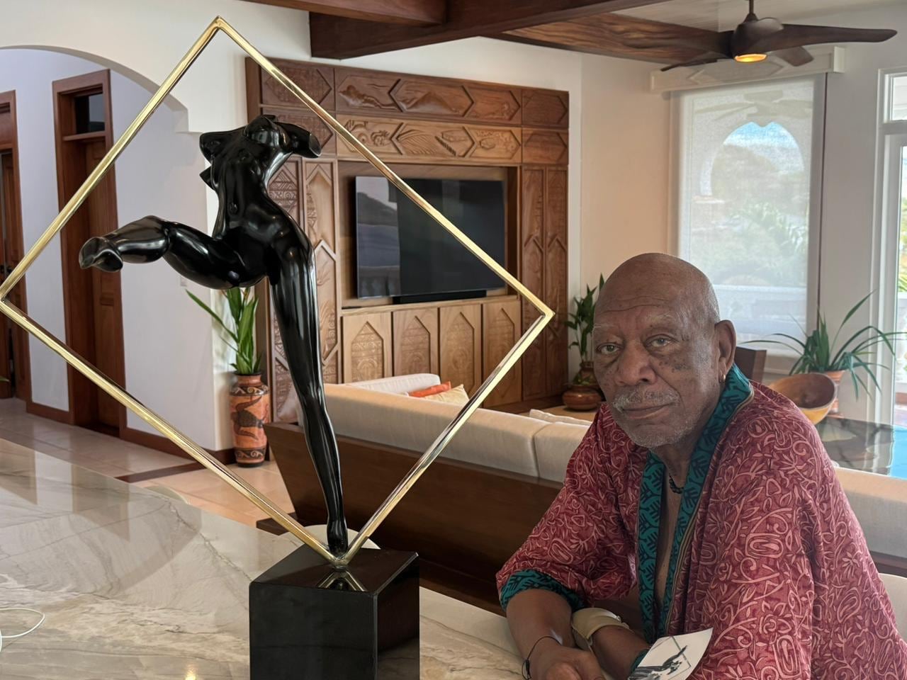 Morgan Freeman quedó "flechado" por el talento de la escultora Sandra Rubinstein. Pieza de arte costarricense viaja a casa de mega estrella