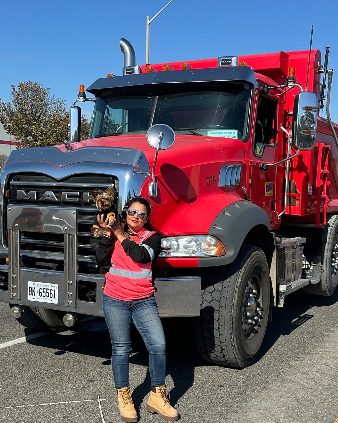 La costarricense Jeannette Prado mide 1,48 metros de estatura, pero cuando se sube a la vagoneta que maneja en Canadá asegura que se siente poderosa.