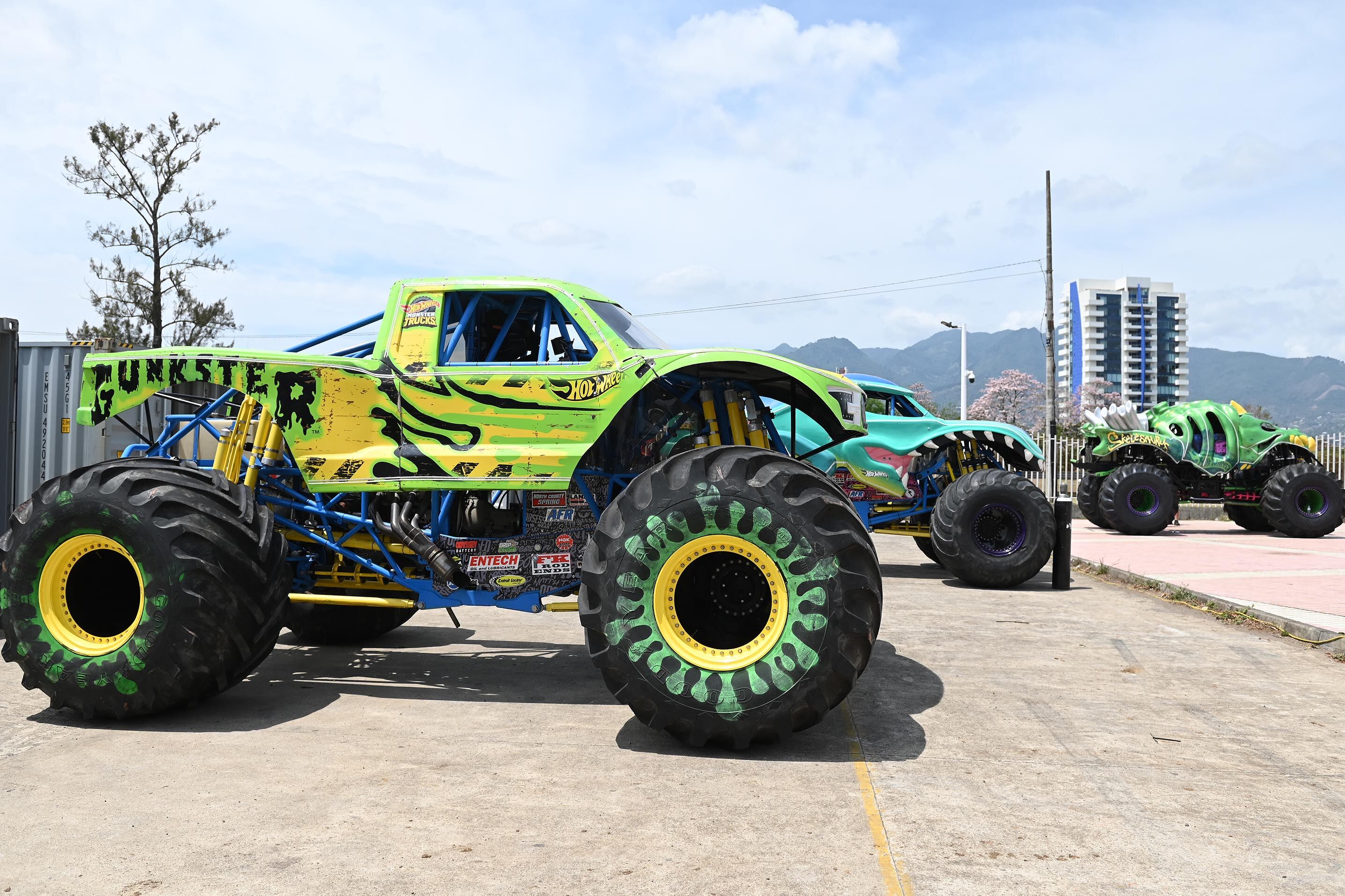 25 de abril del 2025. Estadio Nacional, La Sabana. 10:00 hrs. Preparativos para el show HotWheels Monster Trucks Glow and Fire en la gramilla del Estadio Nacional. Maquinaria pesada realiza movimientos de tierra creando las rampas que los pilotos de monster trucks usarán durante los diferentes shows que ofreceran los días viernes, sábado y domingo de abril. En la foto: Algunos pilotos fueron entrevistados y se documentaron detalles de los vehículos y de los trabajos que realiza la maquinaria pesada. El Danny CR posa para la foto. Foto: Albert Marín. para la Teja.