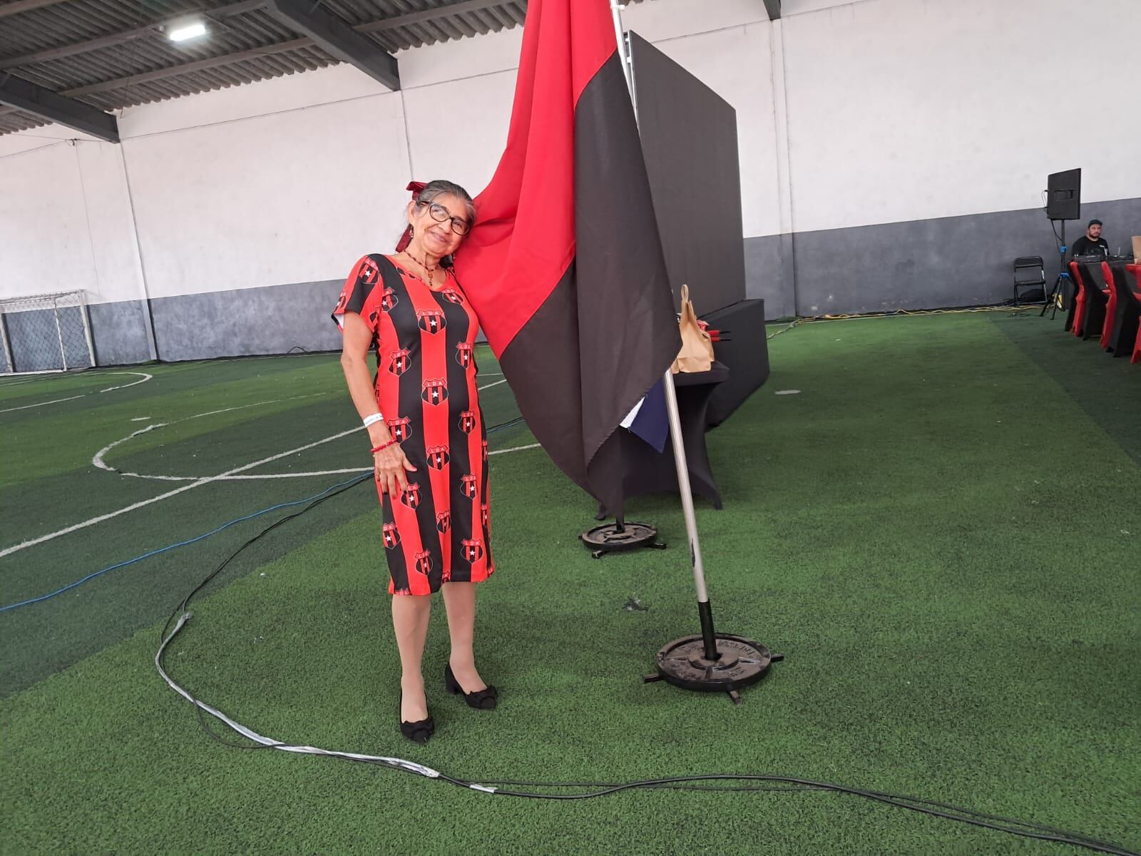 Mercedes Reyes, aficionada de Alajuelense fue a la asamblea con un vestido de la Liga