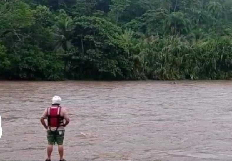 Joven de 16 años es arrastrado por corriente del río Barbilla en Limón. Foto Cruz Roja.
