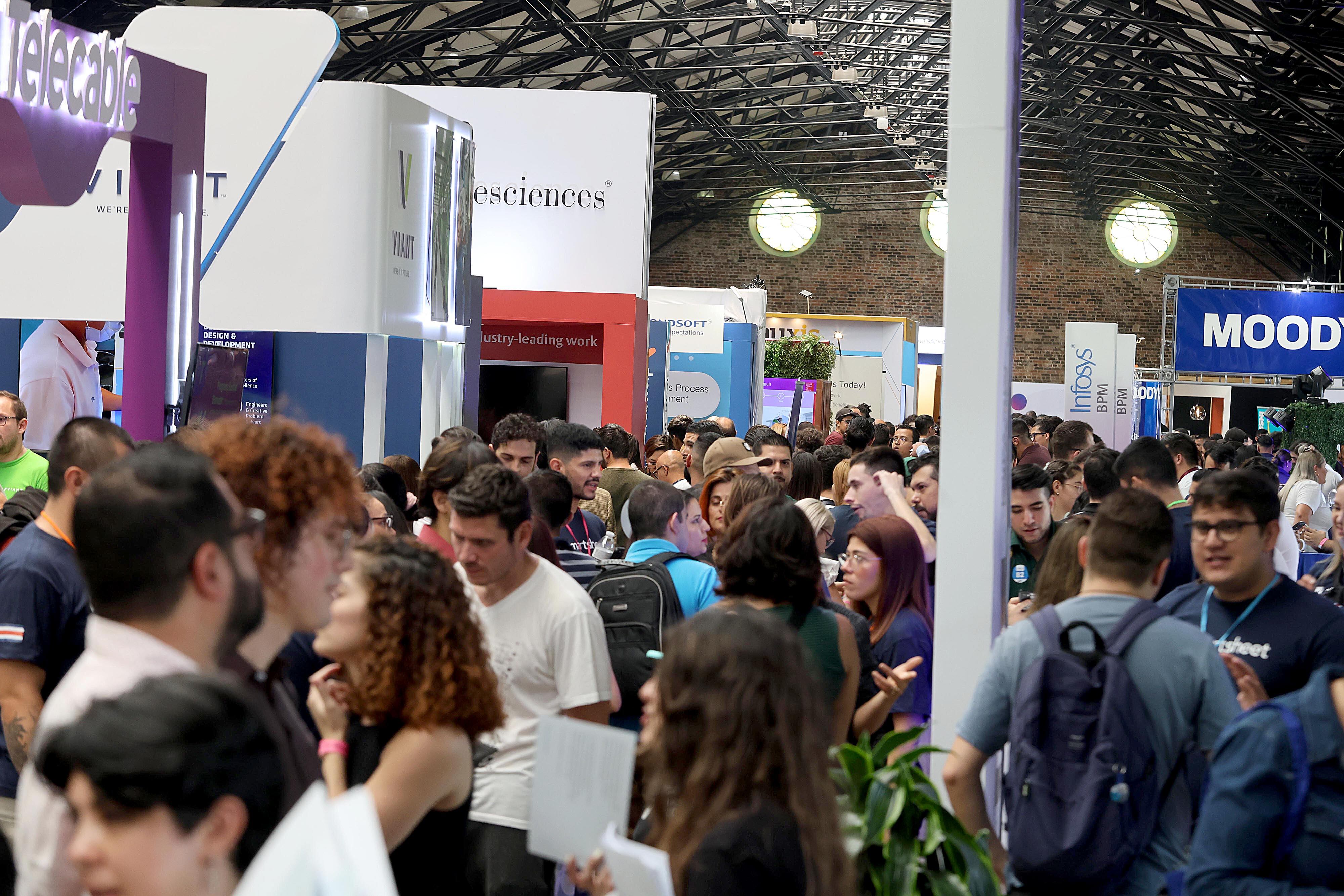 05/04/2024       Antigua Aduana, San José. Cientos de personas asistieron este viernes, desde muy temprano, a la feria de empleo multilingüe. Foto: Rafael Pacheco Granados