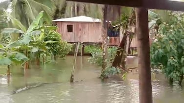 Inundaciones dejan a familias atrapadas dentro de sus casas