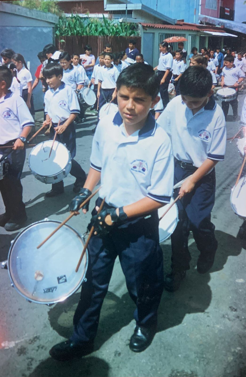 Don Manuel Olivares Ortega, de 59 años, desfilará este 15 de setiembre por primera vez después de 42 años, y lo hará acompañado de su hijo, Manuel Andrés, y de su nieto, Axel, todos formando parte de la Escuela Domingo Faustino Sarmiento de Dulce Nombre de Cartago.