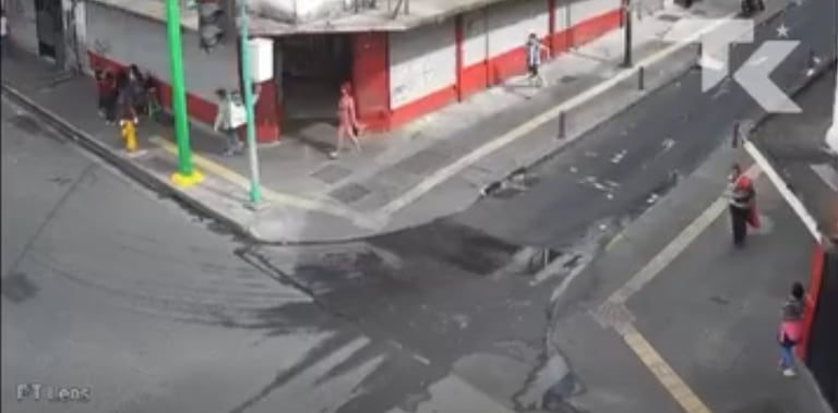 El ahora fallecido corrió casi una cuadra para luego desplomarse a la orilla de una calle. Captura de vídeo.