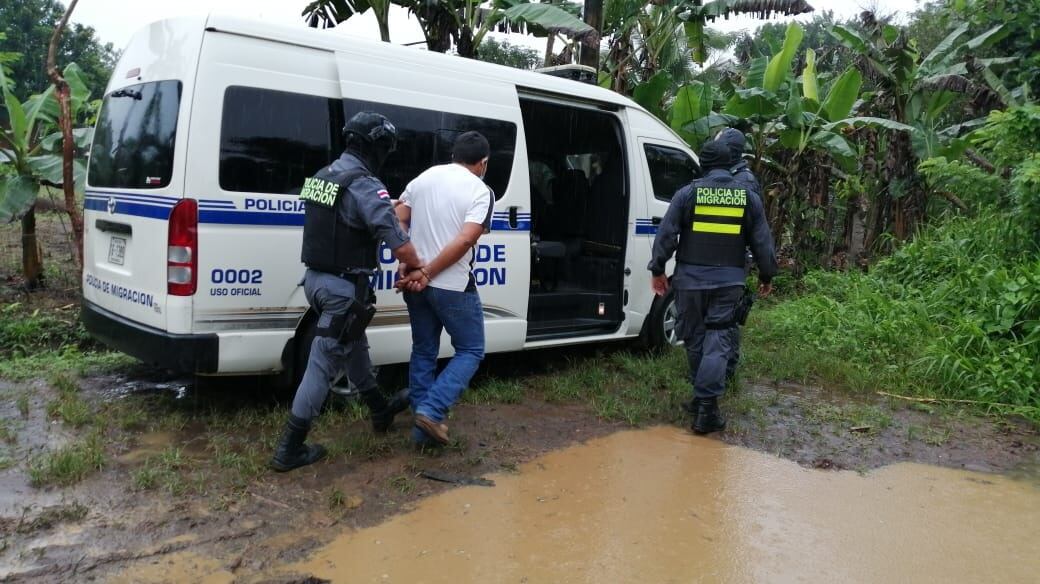 Migración detienen a 10 personas sospechas traficar a 51 migrantes desde Nicaragua hacia Costa Rica. Foto Migración.